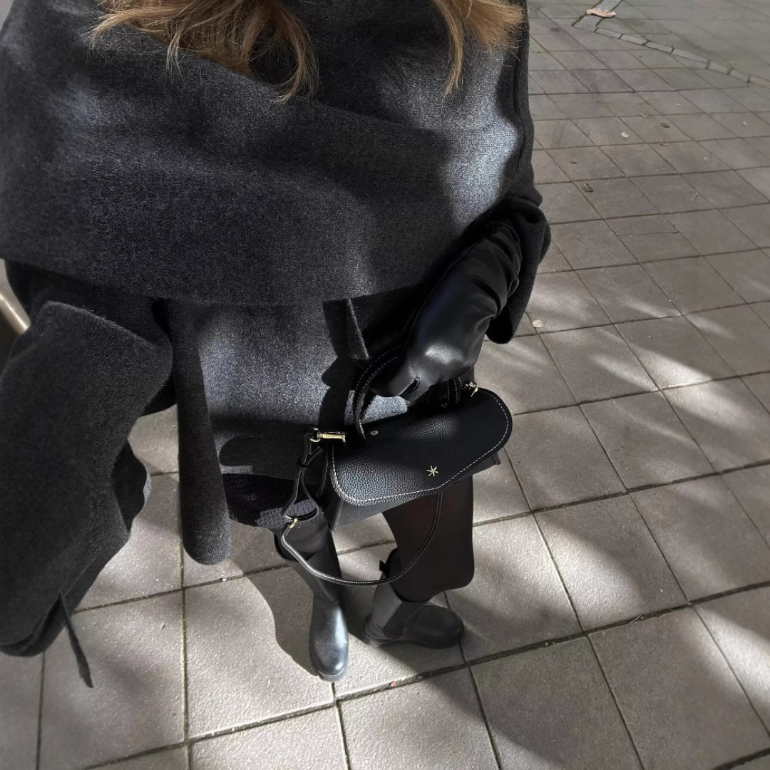 Moda feminina: poncho de lã assimétrico com gola ampla. Confortável e chique para outono/inverno.