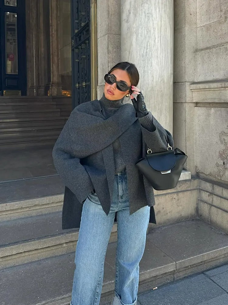 Poncho de lã assimétrico, perfeito para mulher. Gola ampla e design elegante, ideal para o frio.