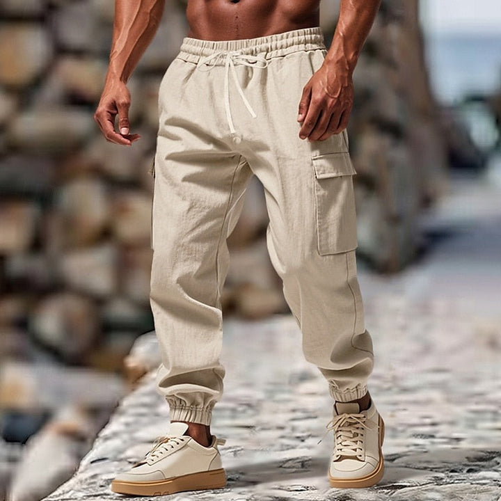 Calças cargo jogger masculinas pretas, cintura elástica e bolsos laterais, ideal para estilo casual e conforto.
