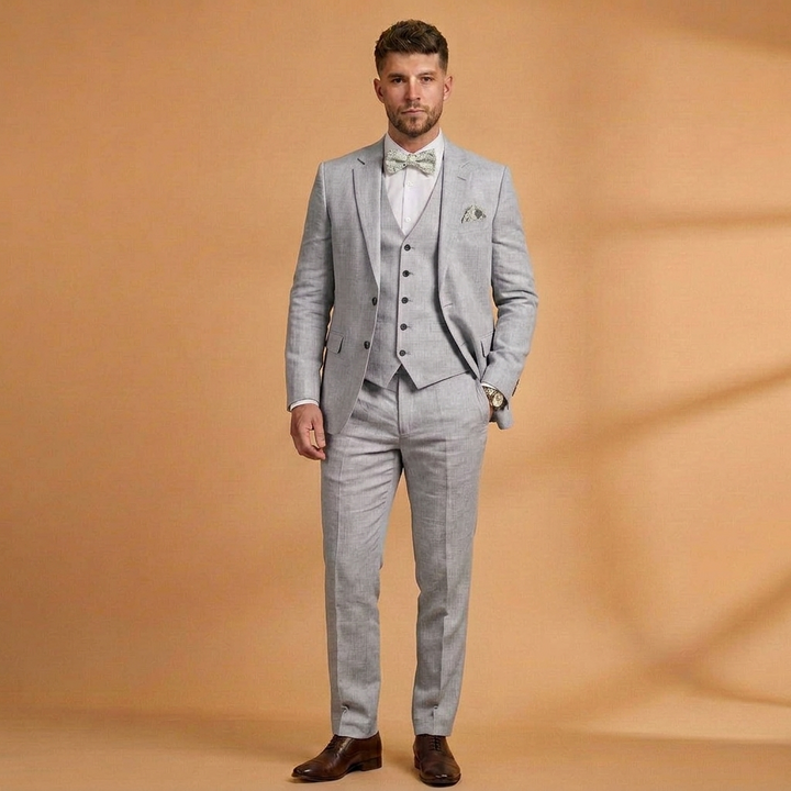 Fato de linho masculino elegante, com colete e blazer, ideal para um estilo formal e sofisticado em ocasiões especiais.