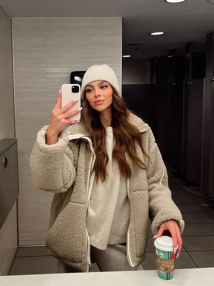 Jaqueta feminina de inverno estilosa, ideal para passeios, atividades ao ar livre e para manter-se aquecida.