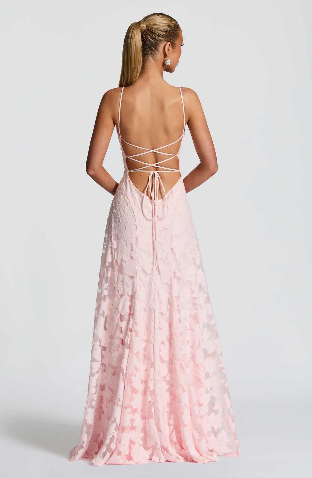 Vestido feminino longo com detalhes de renda. Look elegante para festas, eventos e moda outono inverno.