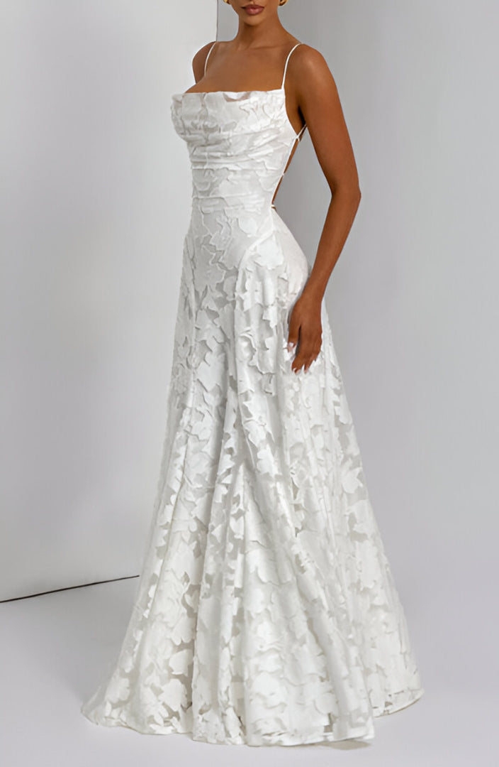 Vestido longo romântico com corpete de renda. Perfeito para festas, ocasiões especiais e moda feminina.