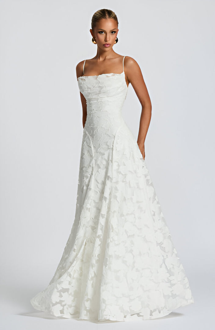 Elegante vestido longo feminino de festa com corpete de renda. Ideal para um look de gala sofisticado.