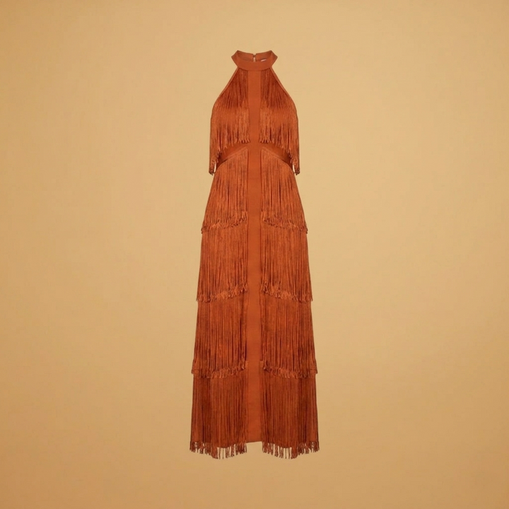 Vestido de festa feminino comprido com franjas e decote halter, ideal para eventos noturnos elegantes.