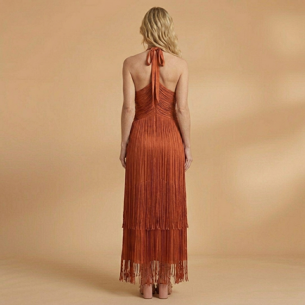 Vestido feminino comprido de festa com franjas e decote halter, adicionando um toque de elegância e movimento.