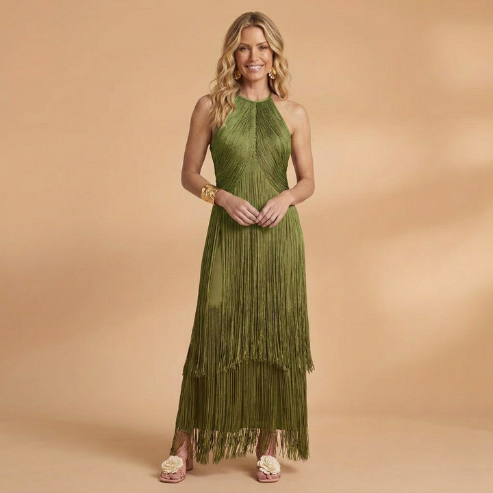 Deslumbrante vestido de festa feminino com franjas e halter, perfeito para looks noturnos chiques e memoráveis.