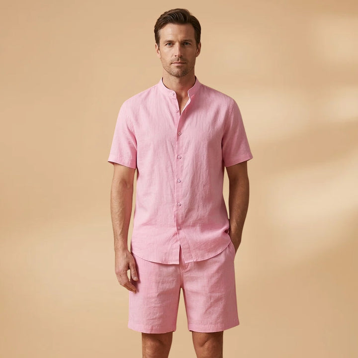 Roupa casual de verão masculina: conjunto com camisa de manga curta e shorts. Conforto para o dia a dia.