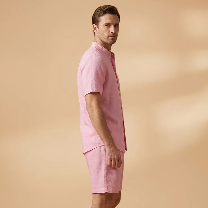 Look de verão masculino com camisa de manga curta e shorts. Conjunto confortável para homem, estilo descontraído.