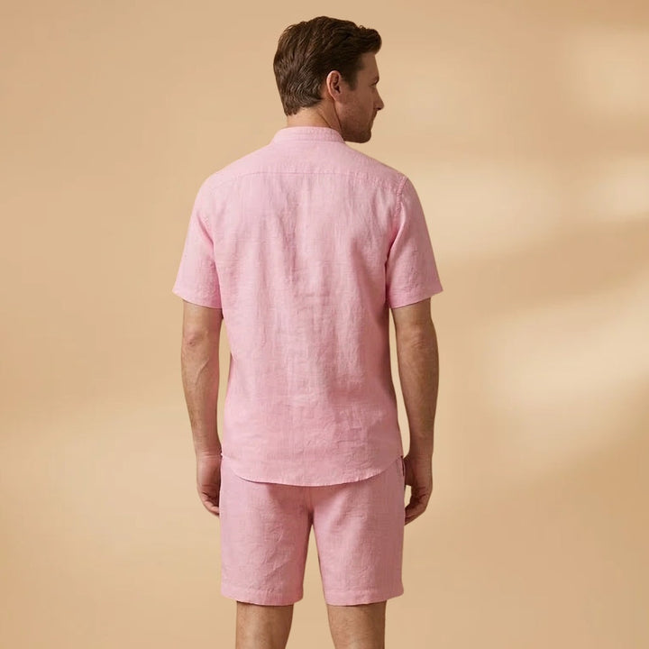 Moda masculina verão: conjunto com camisa manga curta e shorts. Roupa confortável para dias quentes e lazer.