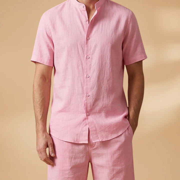 Conjunto masculino casual: camisa de manga curta e shorts. Perfeito para um estilo descontraído no verão.