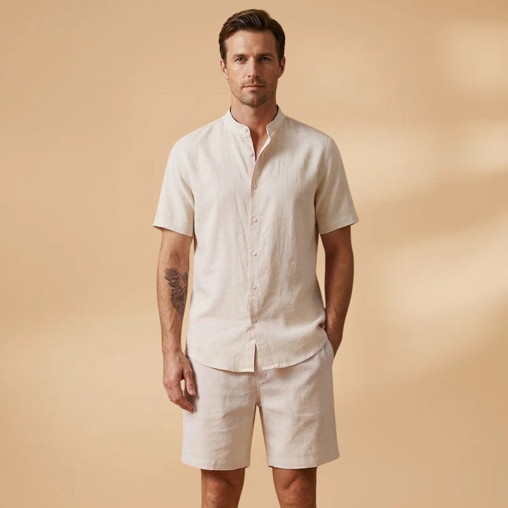 Conjunto completo masculino de verão: camisa manga curta e shorts. Ideal para lazer, um look casual e relaxado.