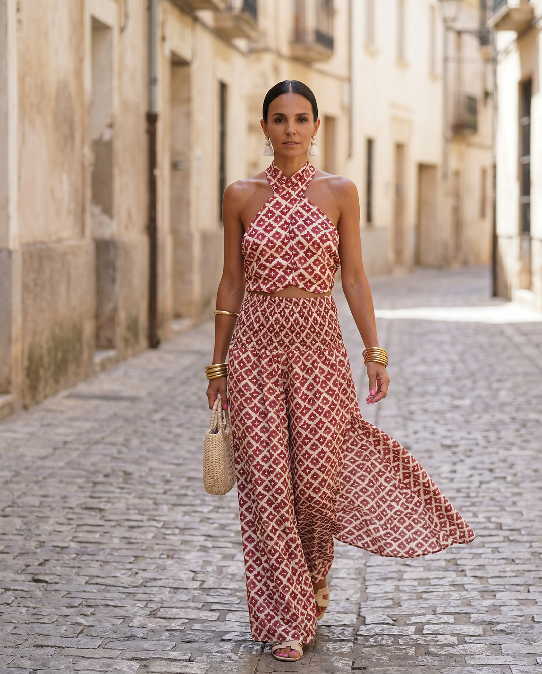 Conjunto feminino elegante Elsa com ombros descobertos, saia de cintura alta e volantes. Para um look sofisticado e eventos.