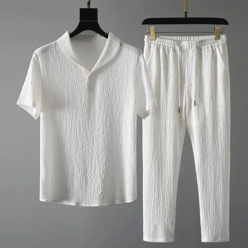 Conjunto masculino branco minimalista: camisa manga curta e calças flexíveis. Ideal para o verão e primavera, moda masculina.