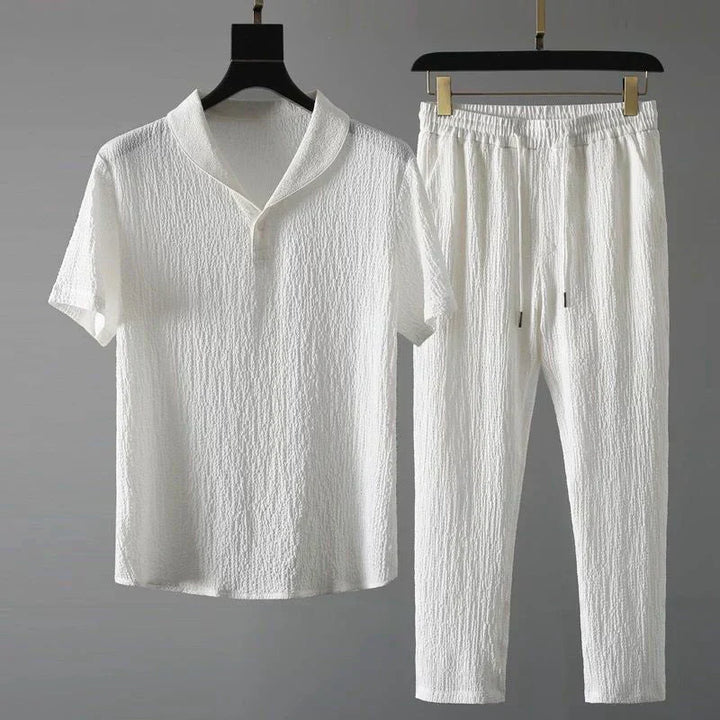 Conjunto masculino branco minimalista: camisa manga curta e calças flexíveis. Ideal para o verão e primavera, moda masculina.