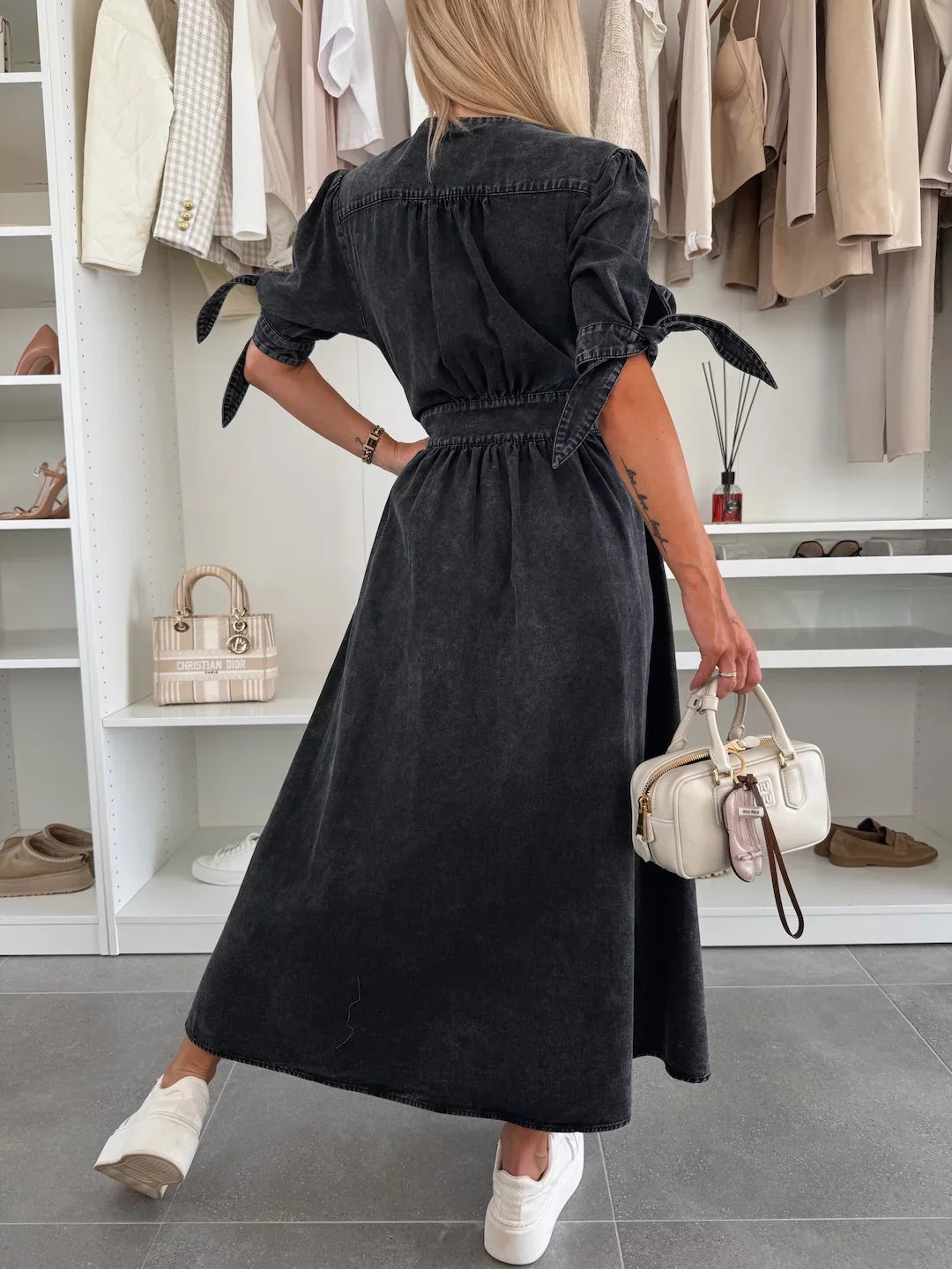 Vestido feminino colorido e brilhante, com botões e laços. Estilo versátil para o dia a dia ou eventos de verão.