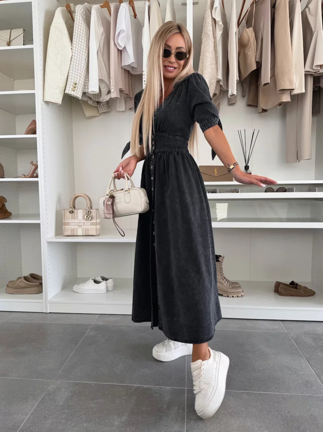 Vestido de verão feminino elegante, com brilho sutil, botões detalhados e laços decorativos. Tendência.