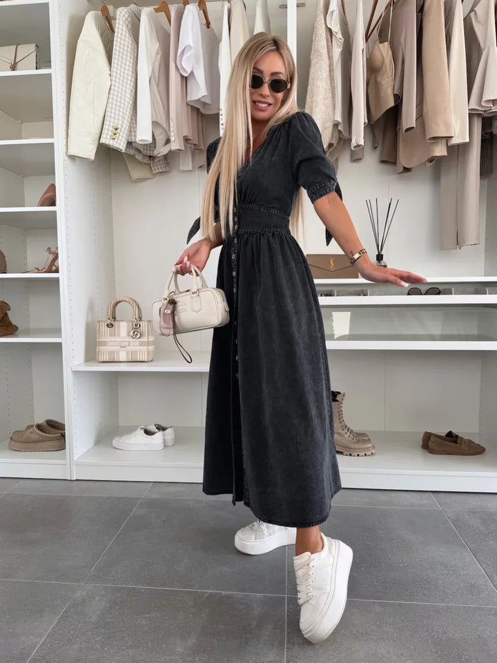 Vestido de verão feminino elegante, com brilho sutil, botões detalhados e laços decorativos. Tendência.