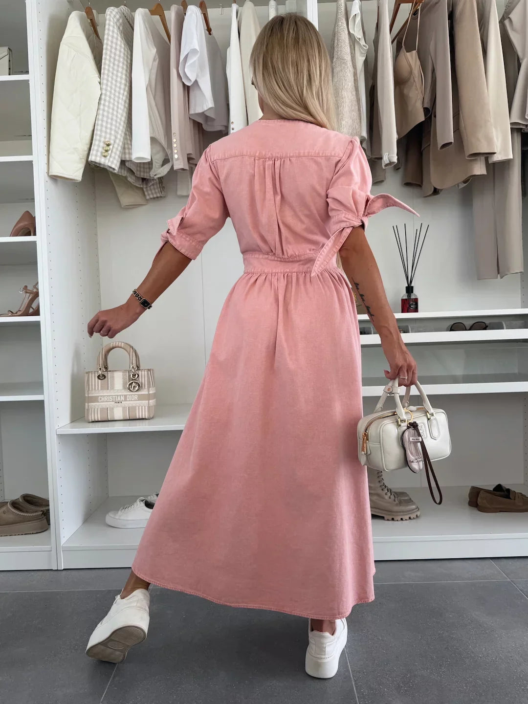 Vestido feminino de verão brilhante, com detalhes de botões frontais e laços. Tendência elegante para mulher.