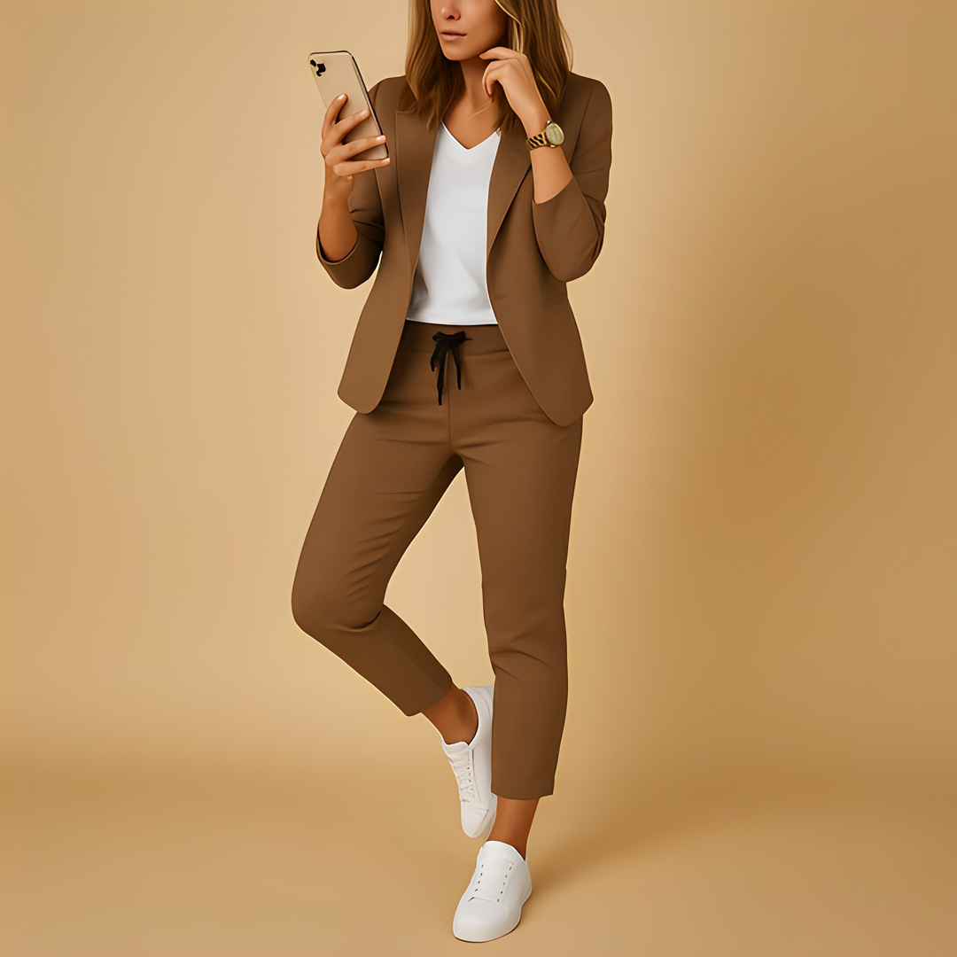 Blazer feminino elegante do conjunto, ideal para um estilo profissional. Peça chave para moda executiva formal.