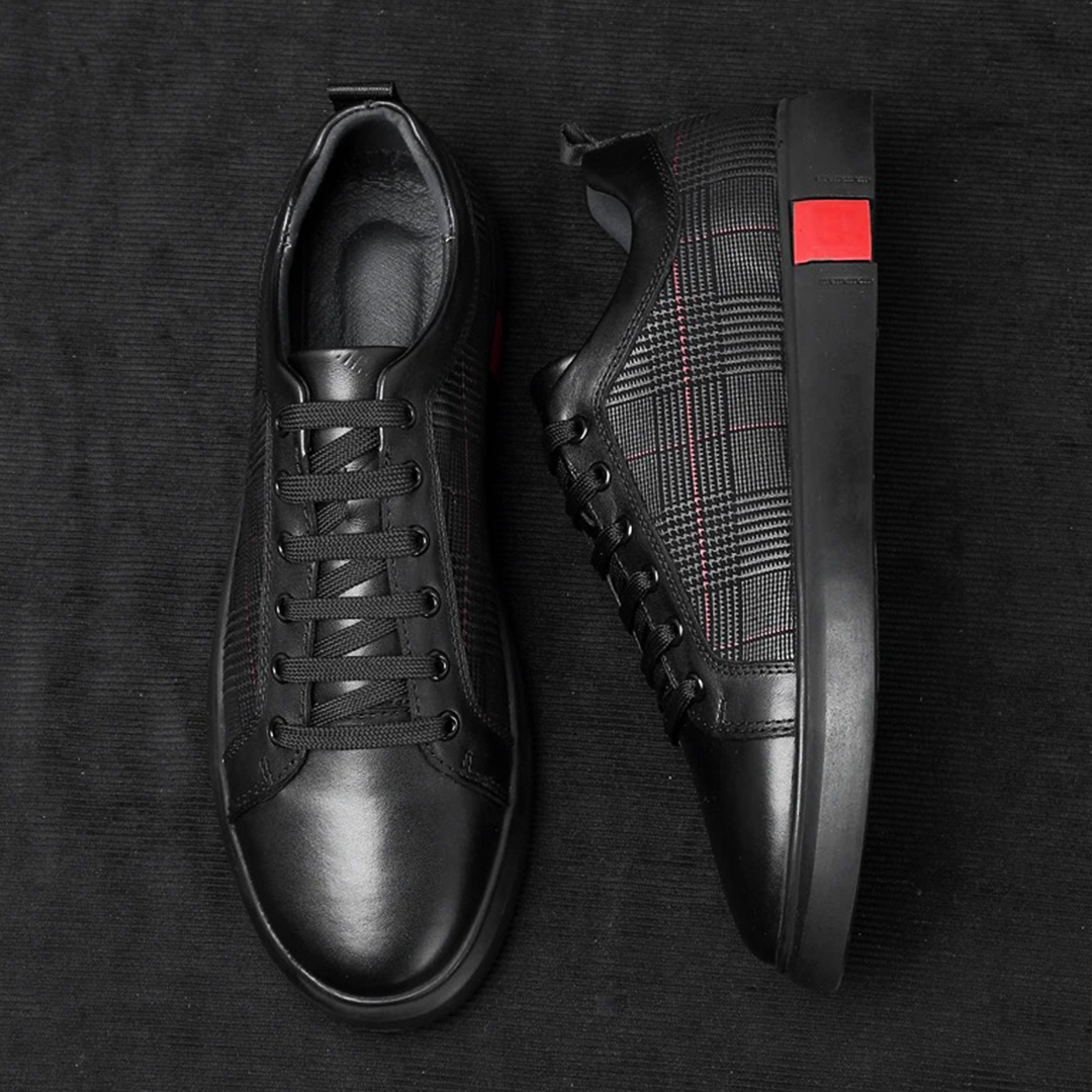 Sapato masculino casual preto, tênis de cano baixo com cadarços, que oferece estilo e conforto para o verão.