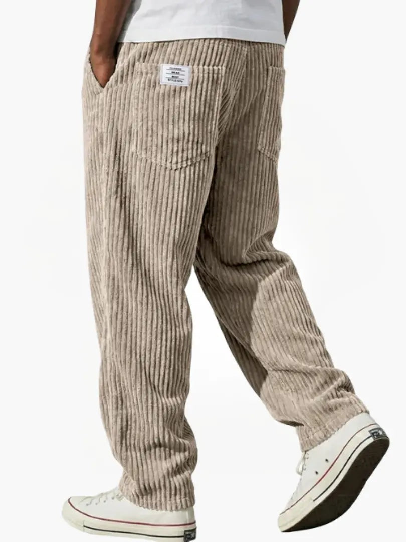 Calças bombazine homem, corte largo e confortável. Perfeitas para um look moderno e casual de inverno.