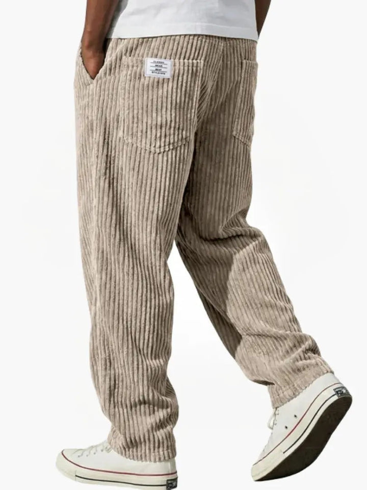 Calças bombazine homem, corte largo e confortável. Perfeitas para um look moderno e casual de inverno.