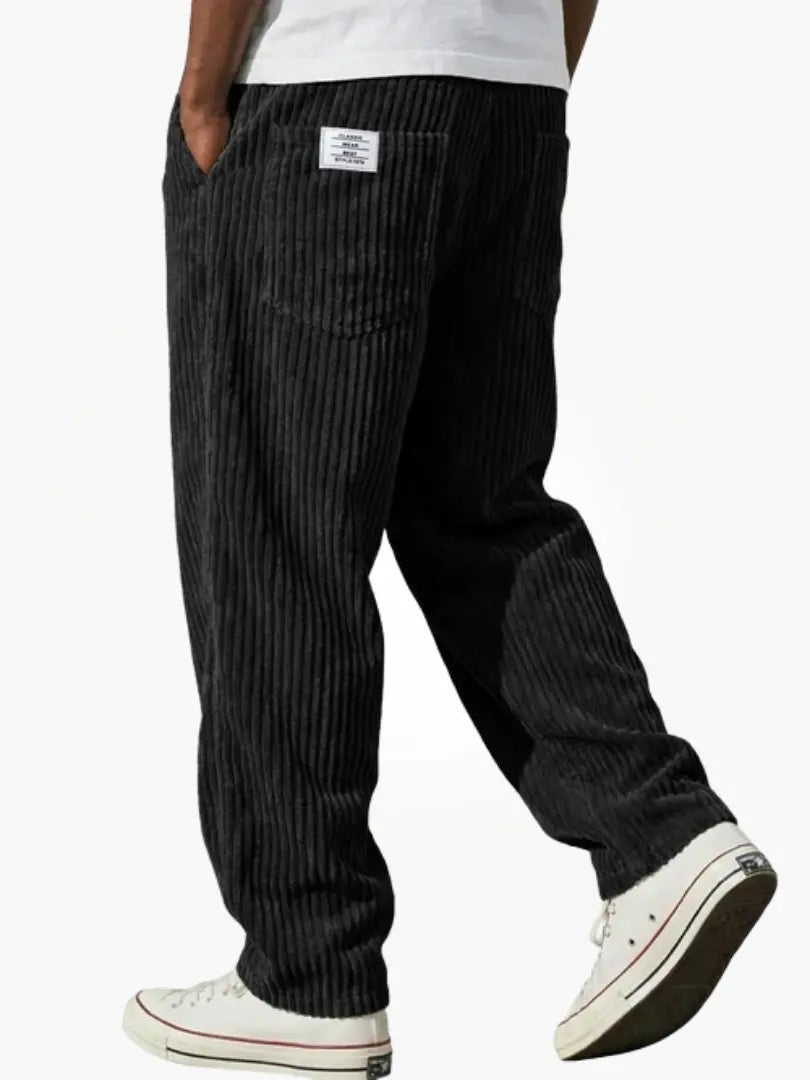 Calças bombazine homem, corte largo. Peça versátil e confortável para looks casuais de outono/inverno.