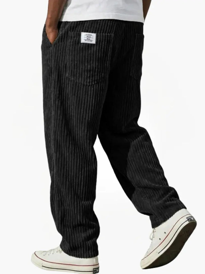 Calças bombazine homem, corte largo. Peça versátil e confortável para looks casuais de outono/inverno.
