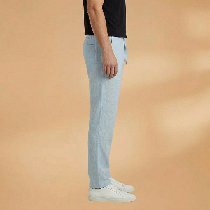 Calças de linho masculinas perna reta em vista lateral, look casual, respirável e confortável para o verão. Roupa homem.