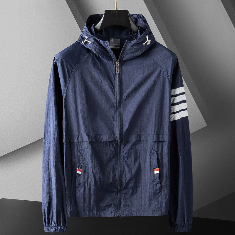 Corta-vento leve masculino com capuz e riscas desportivas, ideal para transição e uso casual.