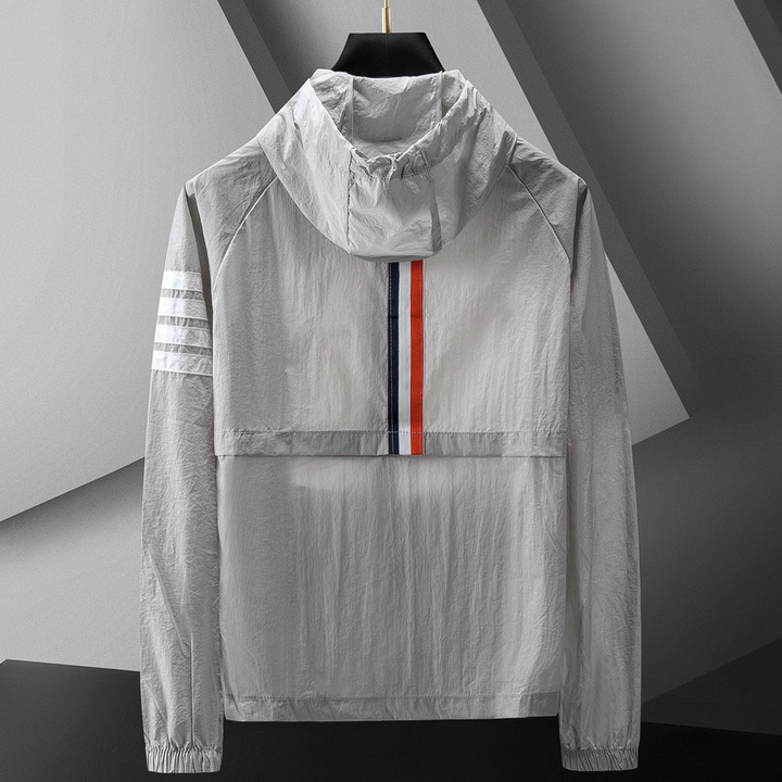 Corta-vento de nylon leve para homem, com capuz e riscas. Peça casual e confortável para o outono.