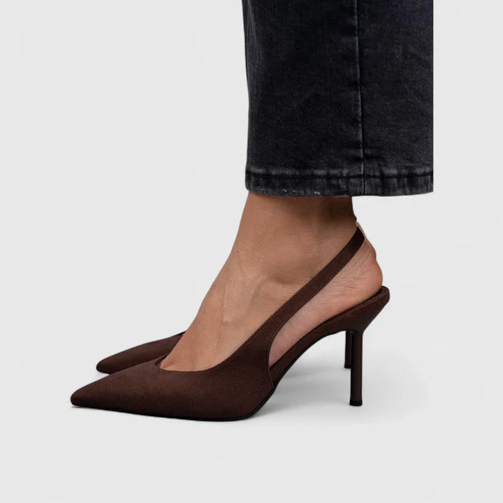 Elegante sapato feminino slingback, com salto fino, oferece conforto e versatilidade para o dia a dia. Ideal para a moda.