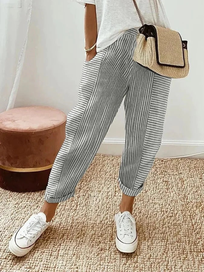 Calça feminina listrada Kae, design moderno. Conforto e estilo para roupa de verão versátil.