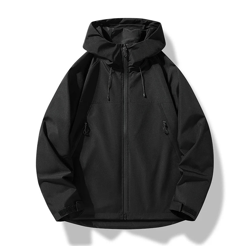 Homem caminhando com casaco esportivo impermeável e corta-vento com capuz, proteção essencial para o outono/inverno.