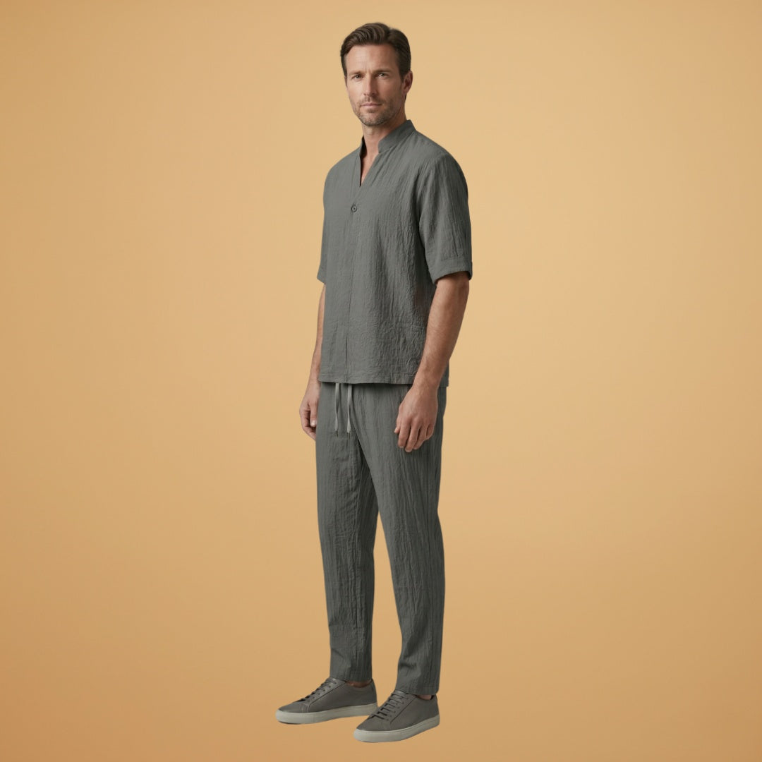 Confortável conjunto de linho de verão para homem, com camisa de manga curta e calças casuais.
