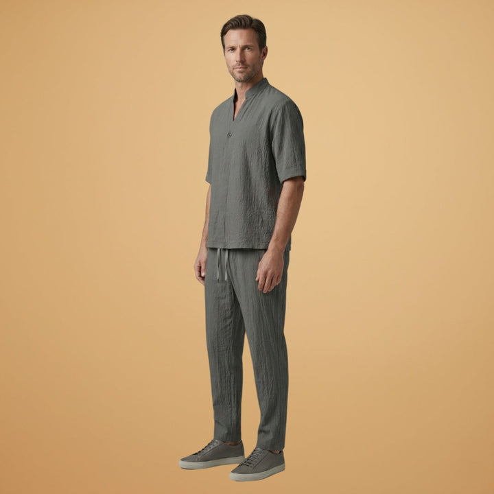 Confortável conjunto de linho de verão para homem, com camisa de manga curta e calças casuais.