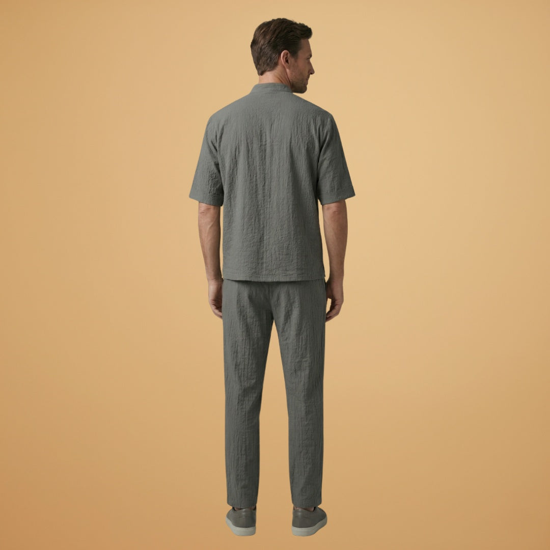 Estiloso conjunto de linho masculino de manga curta, para conforto e elegância em qualquer ocasião casual.