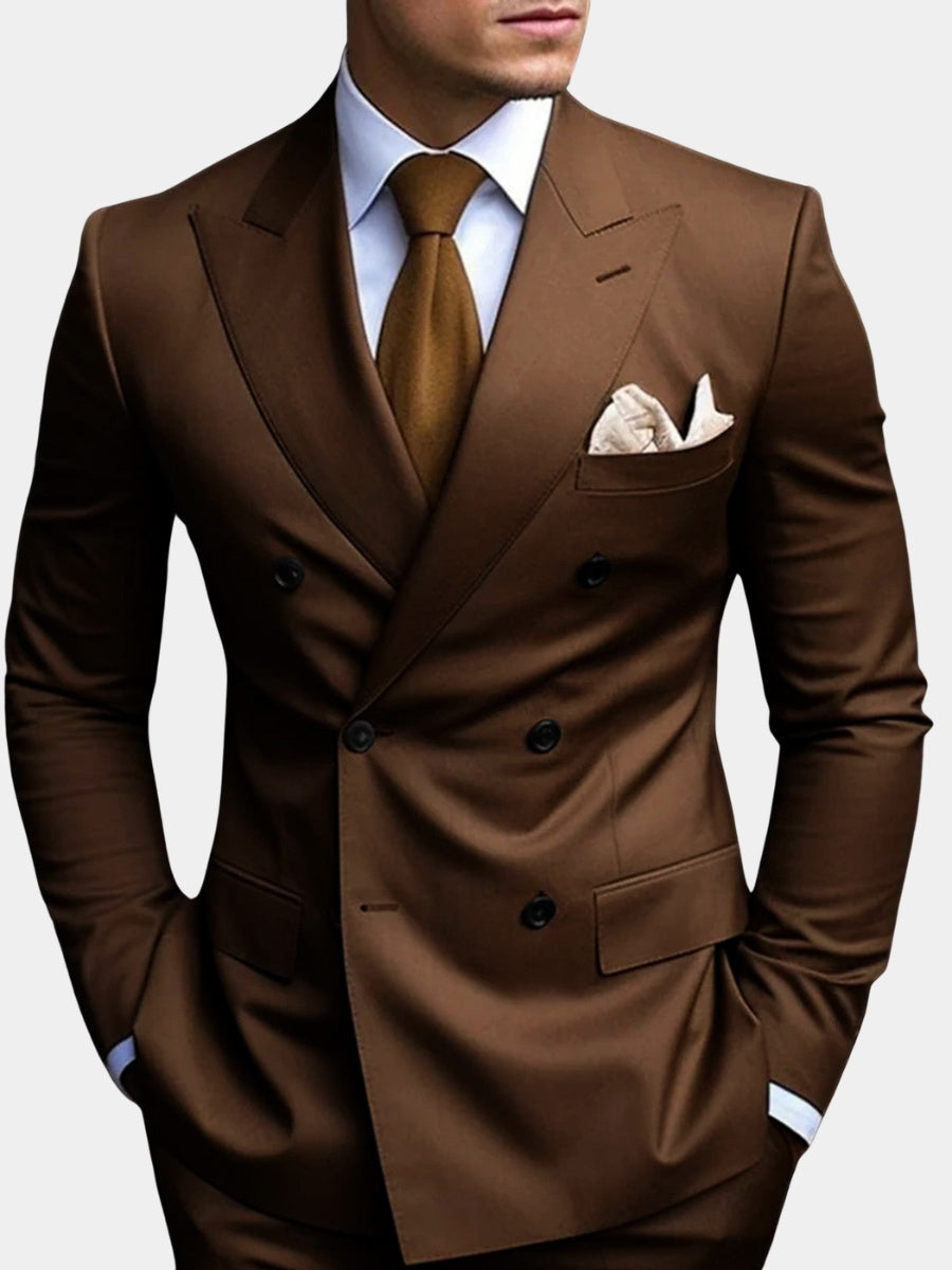 Smoking duplo masculino elegante com lapela bico, ideal para ocasiões formais e eventos especiais.