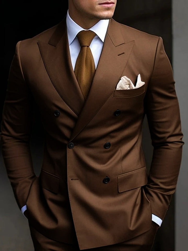 Fato masculino de duplo abotoamento e lapela bico, perfeito para casamentos, galas e festas formais.
