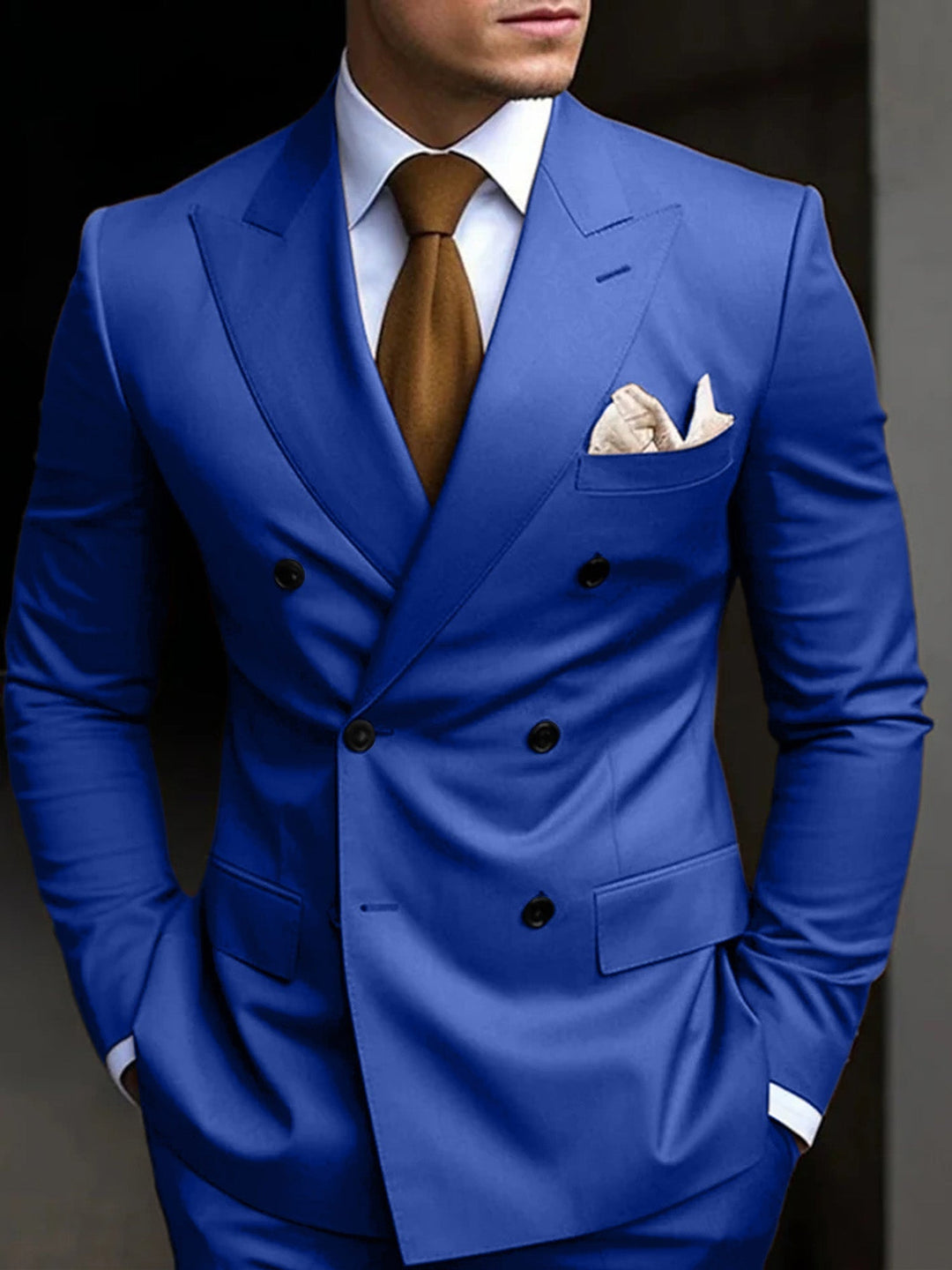 Smoking masculino com lapela bico e duplo abotoamento, estilo clássico para eventos sociais.