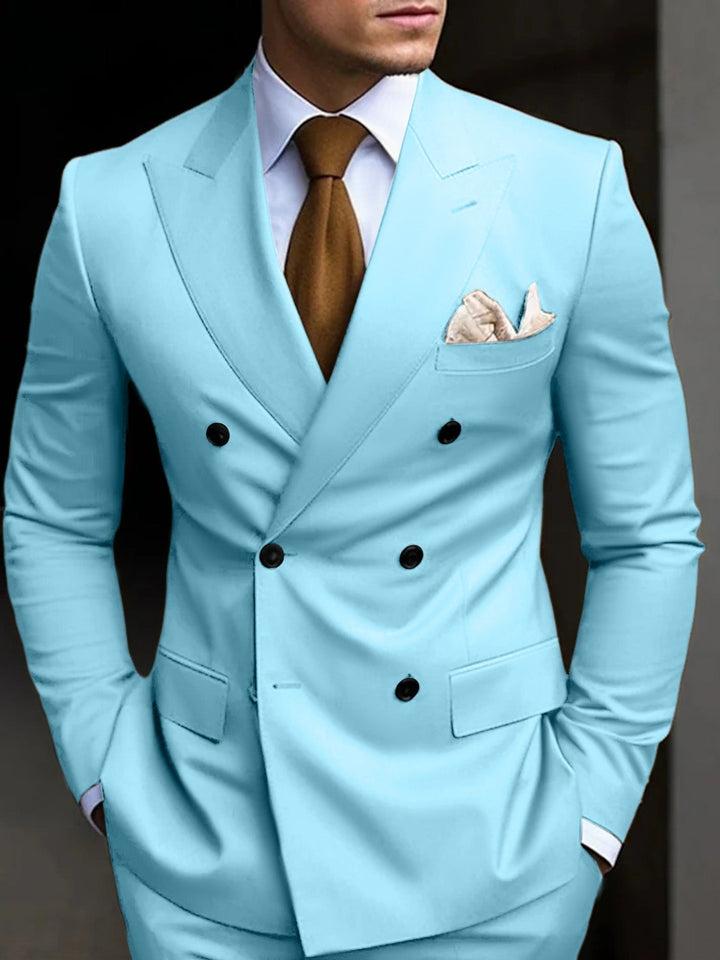 Fato masculino formal com duplo abotoamento, lapela bico, elegância intemporal para casamentos.