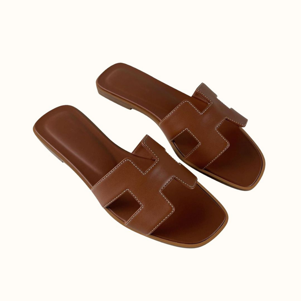 Sandálias femininas de couro com tacão baixo, para conforto diário, perfeitas para looks elegantes de primavera e verão.