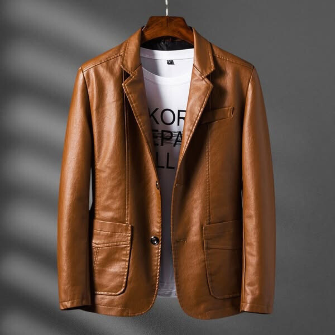 Blazer masculino de couro preto, corte ajustado. Ideal para look social ou casual chique. Moda outono inverno.
