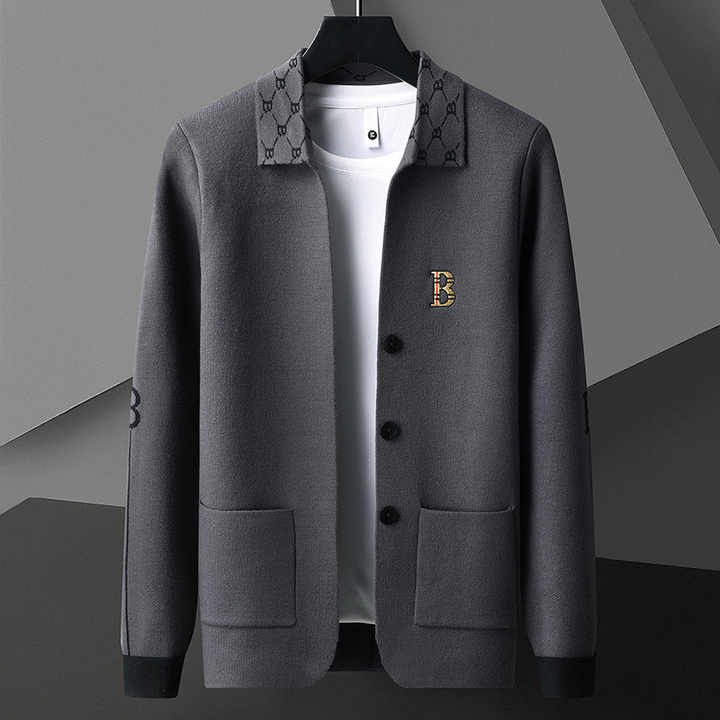 Cardigan masculino com gola polo estampada e botões, um vestuário estiloso e confortável para moda casual.