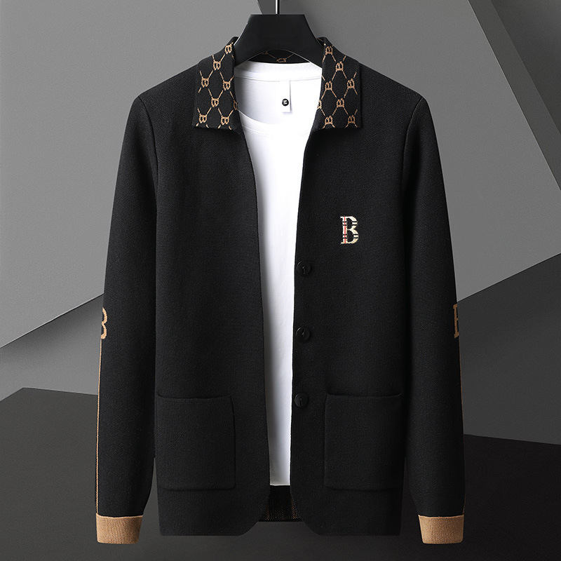 Moda masculina: cardigan elegante de malha com gola polo estampada e botões, ideal para looks de outono.