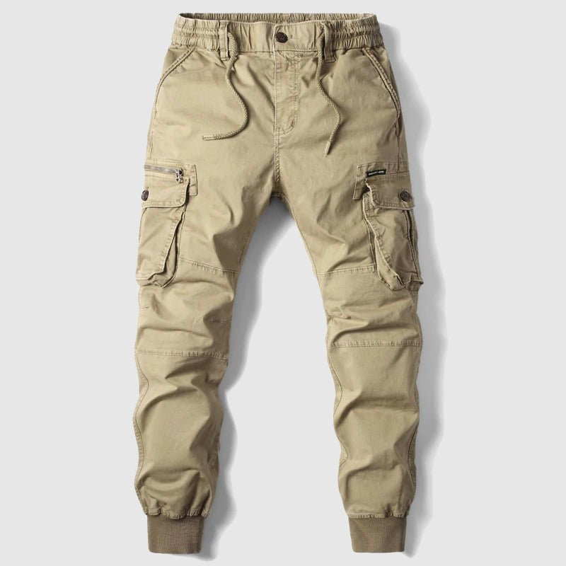 Calça cargo jogger masculina tática preta, cintura elástica e bolsos utilitários. Conforto casual e outdoor versátil.