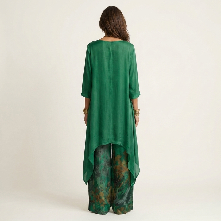 Conjunto feminino elegante de verão, com túnica assimétrica e calças florais. Look casual chic primavera.