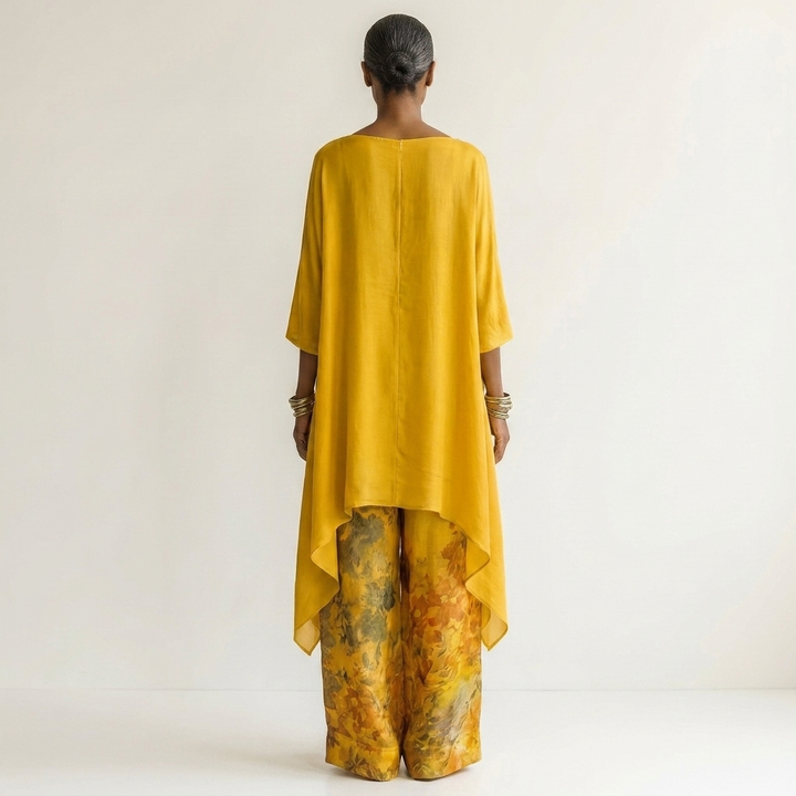 Conjunto feminino de primavera/verão com túnica assimétrica e calças florais em algodão-seda estampado.