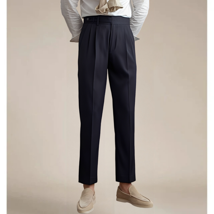 Calça Marius masculina preta, oferecendo conforto premium para o básico e versatilidade.